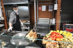 Правильное маринование и терпение: шеф-повар раскрыл секреты идеального шашлыка